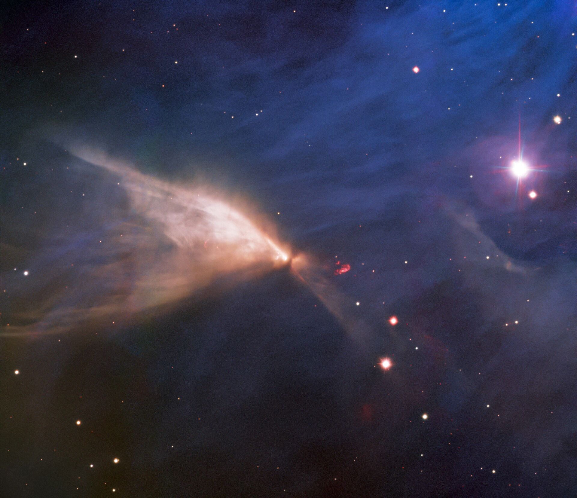A imagem etérea, parece tão delicada quanto uma asa de borboleta. Trata-se de uma estrutura conhecida como Nebulosa Infravermelha Camaleão, que está localizada perto do centro da ainda maior nuvem escura Camaleão I, uma das maiores regiões de formação estelar na nossa Via Láctea - Sputnik Brasil, 1920, 12.12.2021