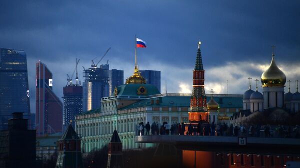 Passarela no Parque Zaryadie, com o Kremlin no fundo, Moscou, Rússia. - Sputnik Brasil