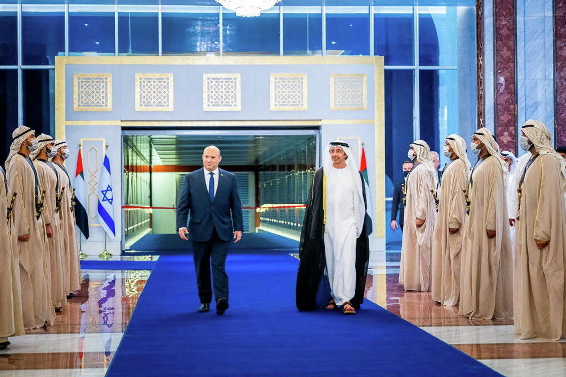 Primeiro-ministro de Israel, Naftali Bennett, acompanhado pelo chanceler dos EAU, Abdullah bin Zayed Al Nahyan, durante a cerimônia de boas-vindas em Abu Dhabi, 12 de dezembro de 2021 - Sputnik Brasil, 1920, 13.12.2021