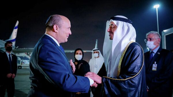 Chanceler dos Emirados Árabes Unidos, Abdullah bin Zayed Al Nahyan, recebe o primeiro-ministro de Israel, Naftali Bennett, em Abu Dhabi, 12 de dezembro de 2021 - Sputnik Brasil