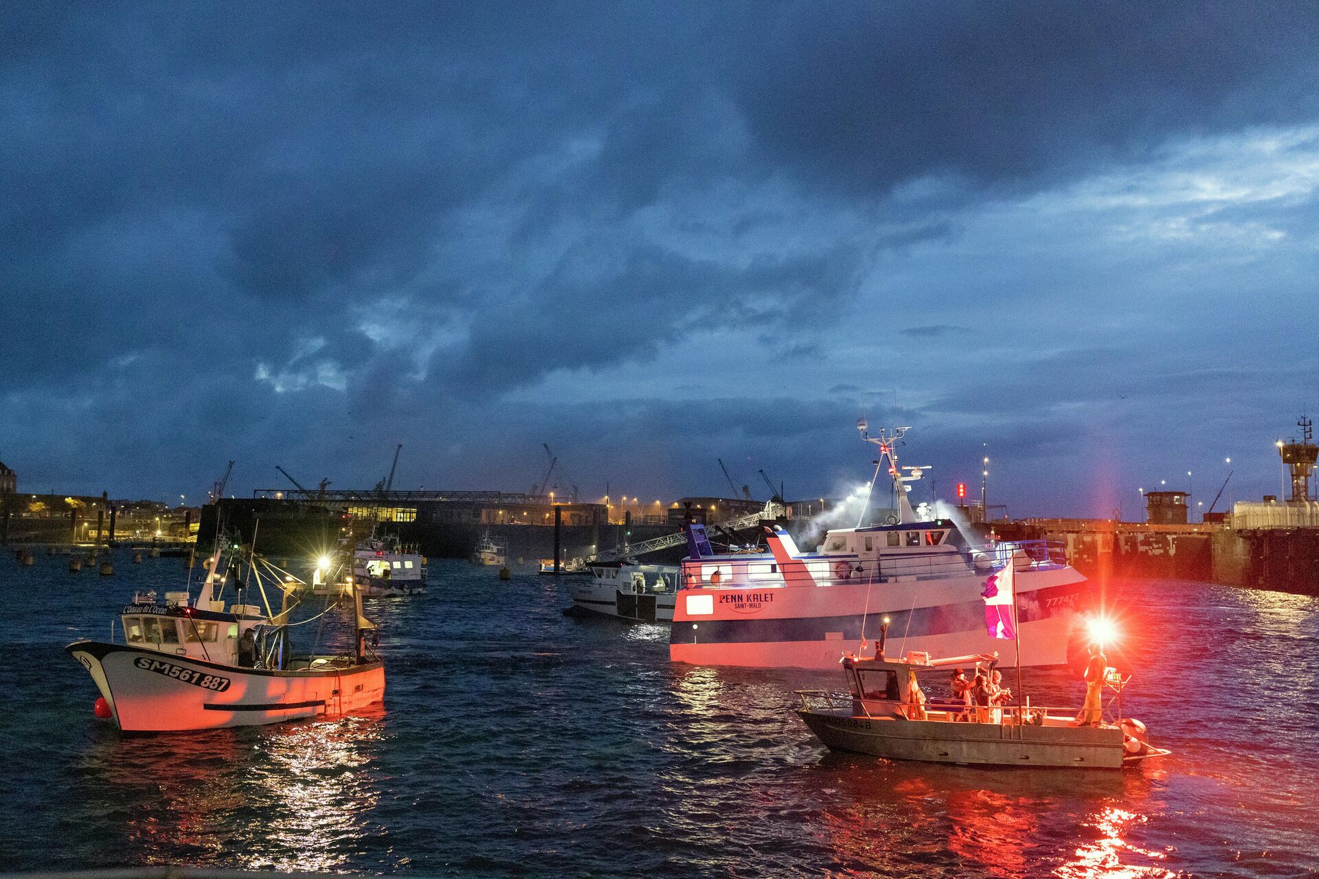 Barcos de pesca franceses bloqueiam entrada para porto de Saint-Malo, oeste de França, 26 de novembro de 2021, para bloquear fluxo de produtos ao Reino Unido - Sputnik Brasil, 1920, 14.06.2022