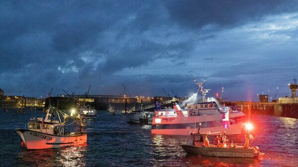 Barcos de pesca franceses bloqueiam entrada para porto de Saint-Malo, oeste de França, 26 de novembro de 2021, para bloquear fluxo de produtos ao Reino Unido - Sputnik Brasil