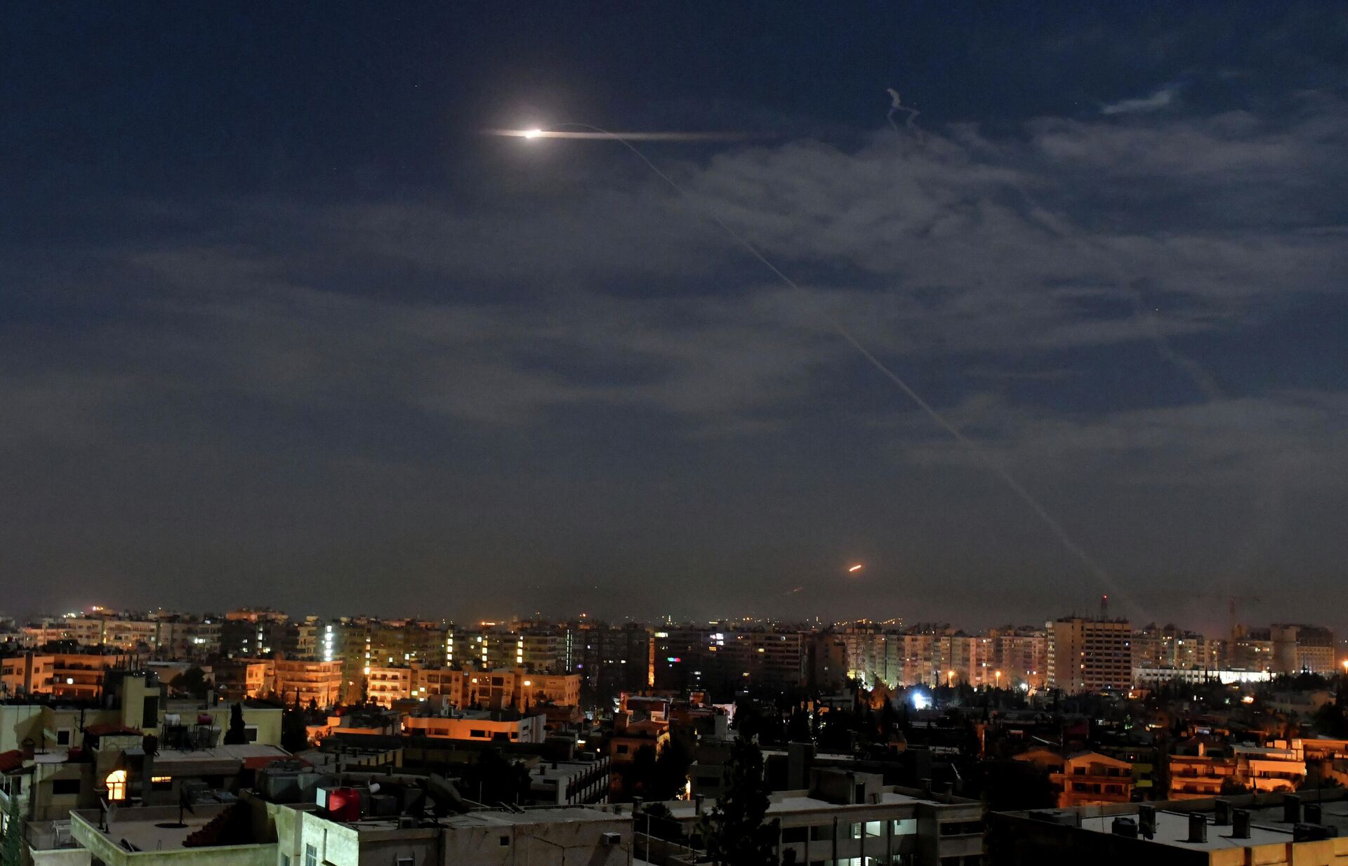 Nesta foto divulgada pela agência de notícias oficial síria SANA, mostra mísseis voando para o céu perto do aeroporto internacional, em Damasco, Síria, segunda-feira, 21 de janeiro de 2019 - Sputnik Brasil, 1920, 02.01.2023