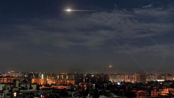 Nesta foto divulgada pela agência de notícias oficial síria SANA, mostra mísseis voando para o céu perto do aeroporto internacional, em Damasco, Síria, segunda-feira, 21 de janeiro de 2019 - Sputnik Brasil