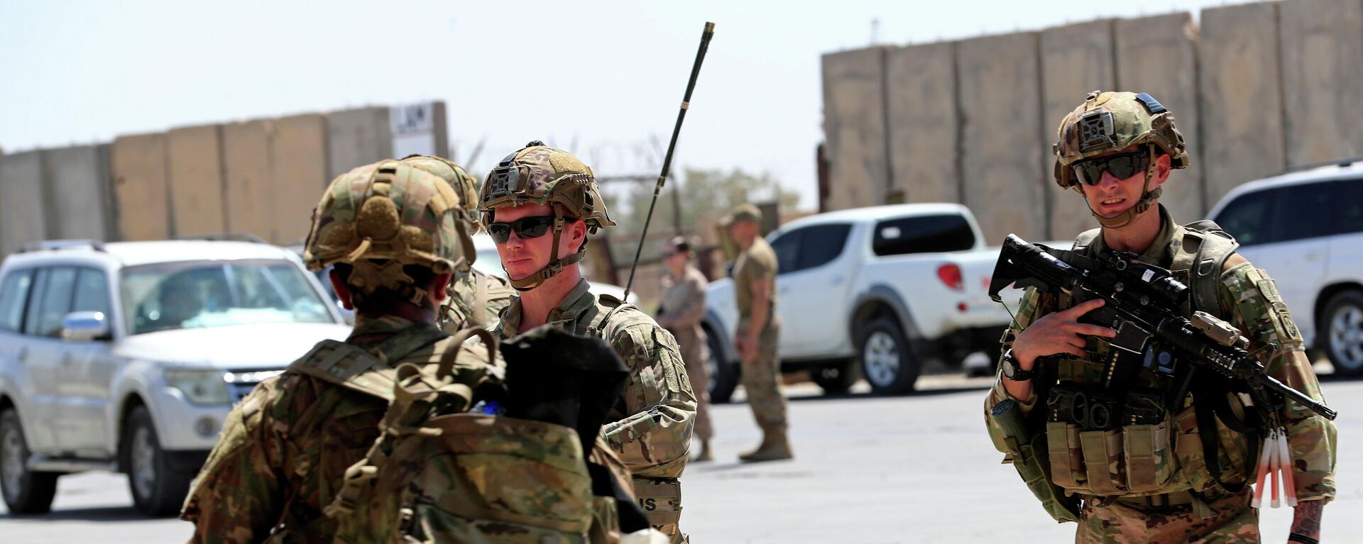 Militares dos EUA durante cerimônia de entrega da base militar Taji da Força-Tarefa Conjunta Combinada — Operação Resolução Inerente (CJTF-OIR, na sigla em inglês) às forças de segurança iraquianas, a norte de Bagdá, Iraque, 23 de agosto de 2020 - Sputnik Brasil, 1920, 13.12.2021