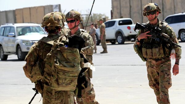 Militares dos EUA durante cerimônia de entrega da base militar Taji da Força-Tarefa Conjunta Combinada — Operação Resolução Inerente (CJTF-OIR, na sigla em inglês) às forças de segurança iraquianas, a norte de Bagdá, Iraque, 23 de agosto de 2020 - Sputnik Brasil