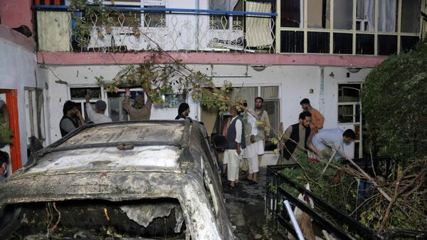 Em Cabul, afegãos inspecionam o dano causado à casa da família Ahmadi após um ataque de um drone dos Estados Unidos, em 29 de agosto de 2021 - Sputnik Brasil