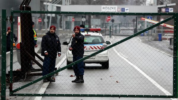Polícia húngara guarda a passagem de fronteira fechada de Horgos 2, perto do povoado húngaro de Roszke na fronteira com Sérvia - Sputnik Brasil
