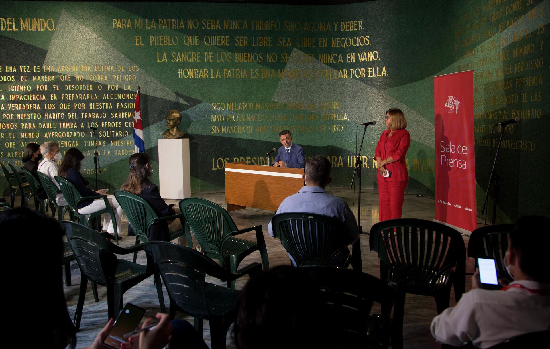 Sacha Llorenti, secretário executivo da aliança ALBA, durante coletiva de imprensa na véspera da 20ª Cúpula em Havana, Cuba, 13 de dezembro de 2021 - Sputnik Brasil, 1920, 14.12.2021