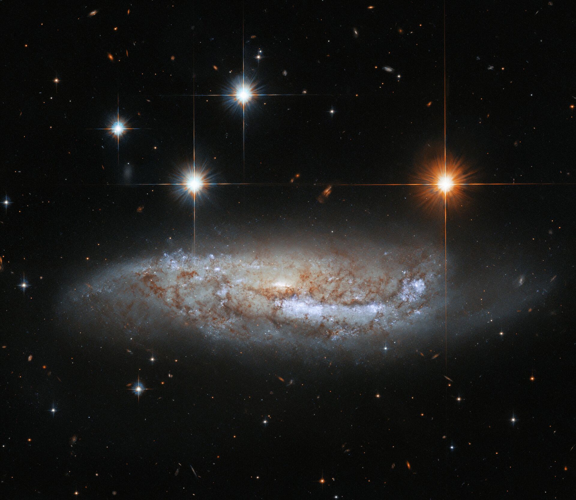 A NGC 3568 é classificada como uma galáxia espiral barrada, e está localizada a aproximadamente 57 milhões de anos-luz de distância Terra, na constelação do Centauro - Sputnik Brasil, 1920, 14.12.2021
