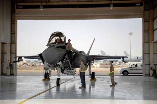 Em foto divulgada pela Força Aérea dos EUA, um piloto de caça F-35 e tripulação se preparam para uma missão na Base Aérea Al-Dhafra, nos Emirados Árabes Unidos, 5 de agosto de 2019. - Sputnik Brasil