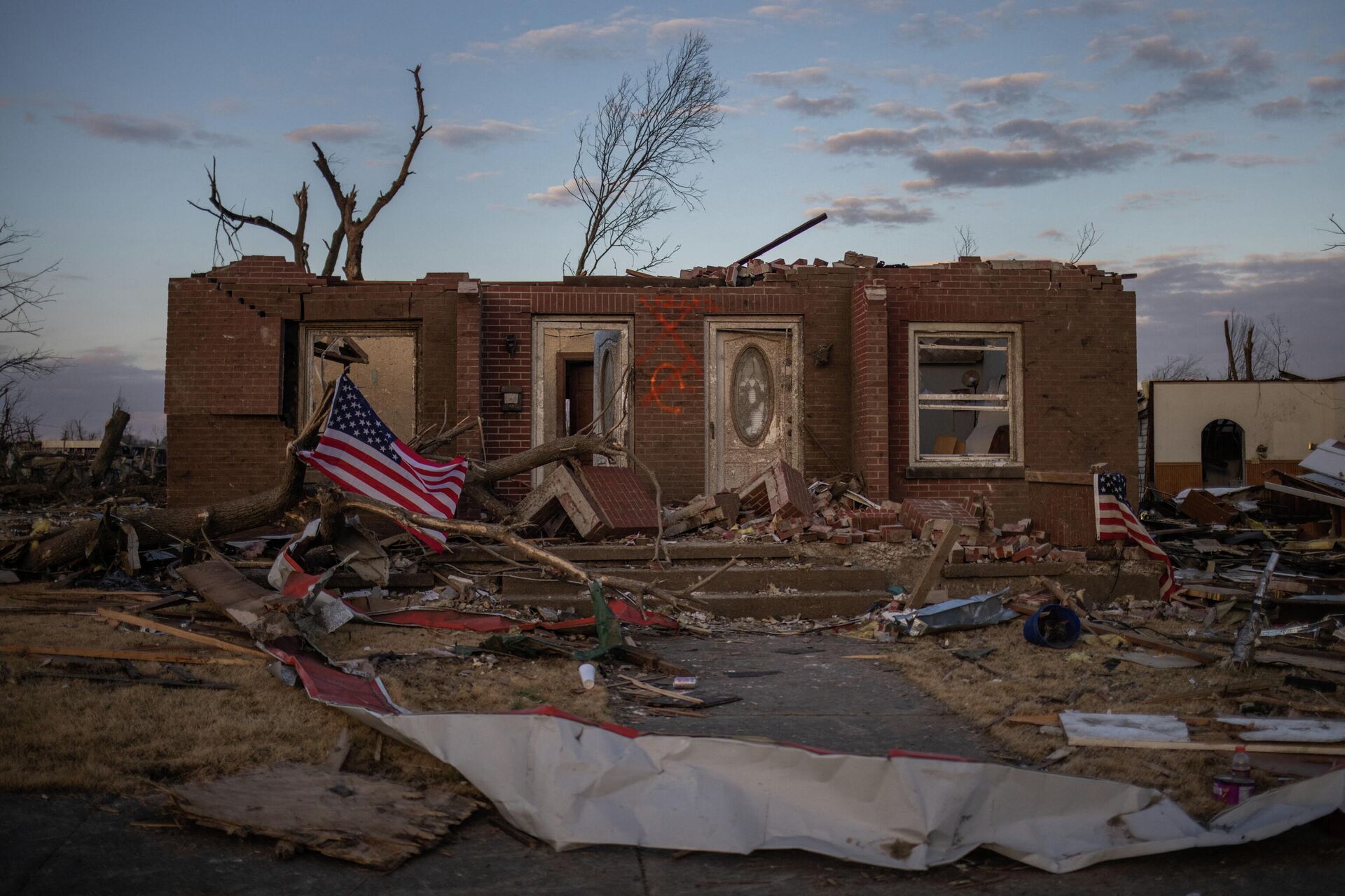Uma bandeira dos EUA está amarrada a uma árvore caída em frente a uma residência destruída após um tornado em Mayfield, Kentucky, EUA, 14 de dezembro de 2021 - Sputnik Brasil, 1920, 14.12.2021