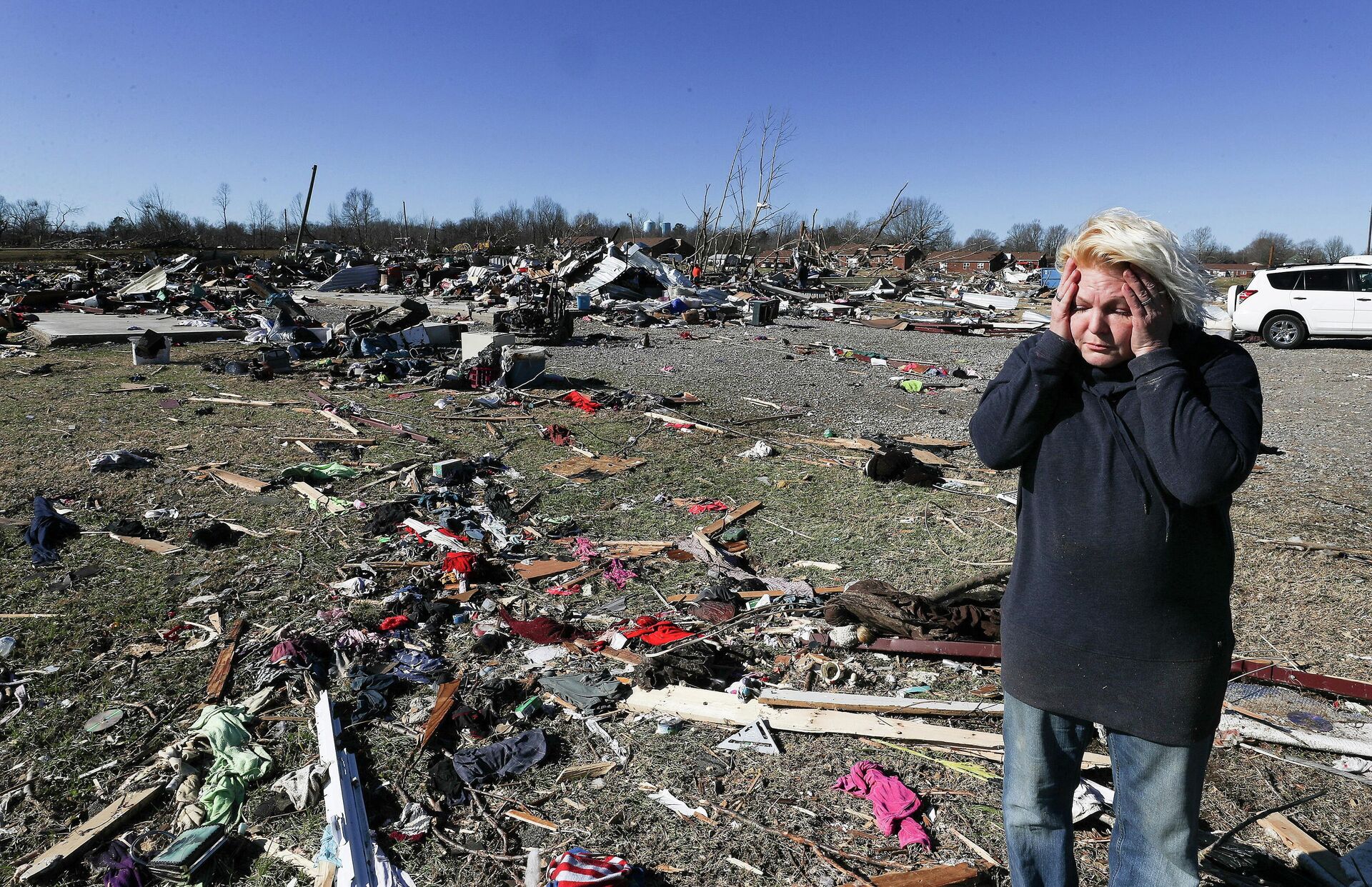 Stacy Bryan reage ao tentar resgatar seus pertences de uma unidade de armazenamento destruída por um tornado em Dawson Springs, Kentucky, EUA, 13 de dezembro de 2021 - Sputnik Brasil, 1920, 16.12.2021