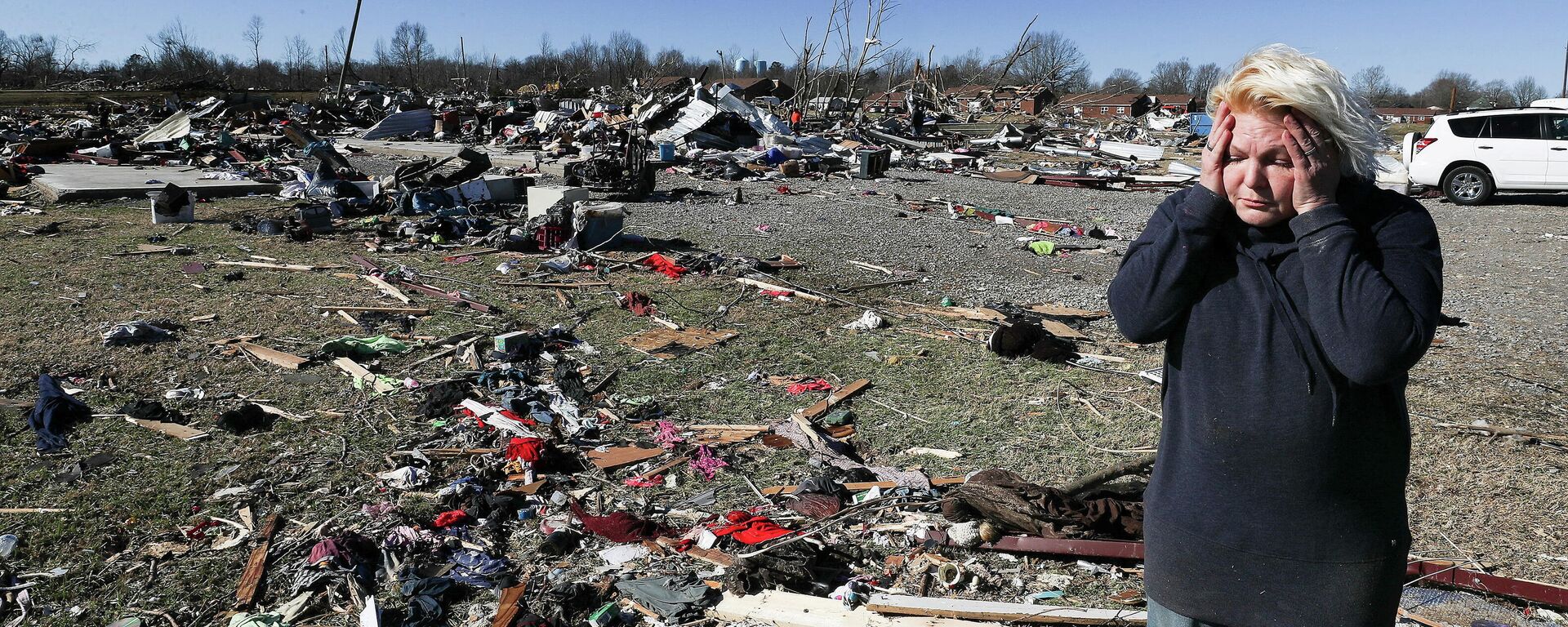 Stacy Bryan reage ao tentar resgatar seus pertences de uma unidade de armazenamento destruída por um tornado em Dawson Springs, Kentucky, EUA, 13 de dezembro de 2021 - Sputnik Brasil, 1920, 14.12.2021
