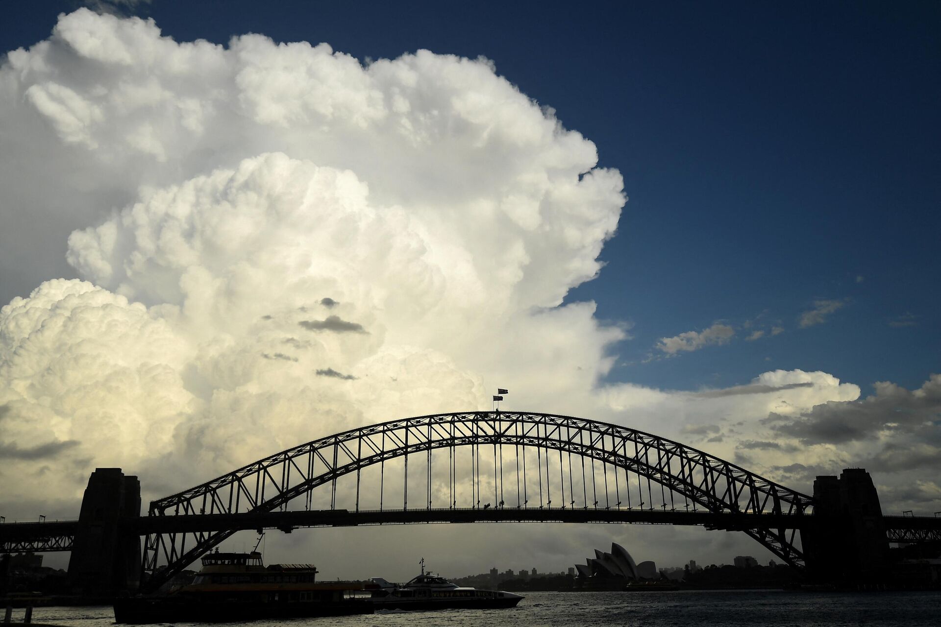 Formações de nuvens cúmulos-nimbos se acumulam no céu sobre a Harbour Bridge durante um clima tempestuoso em Sydney em 14 de outubro de 2021 - Sputnik Brasil, 1920, 14.12.2021