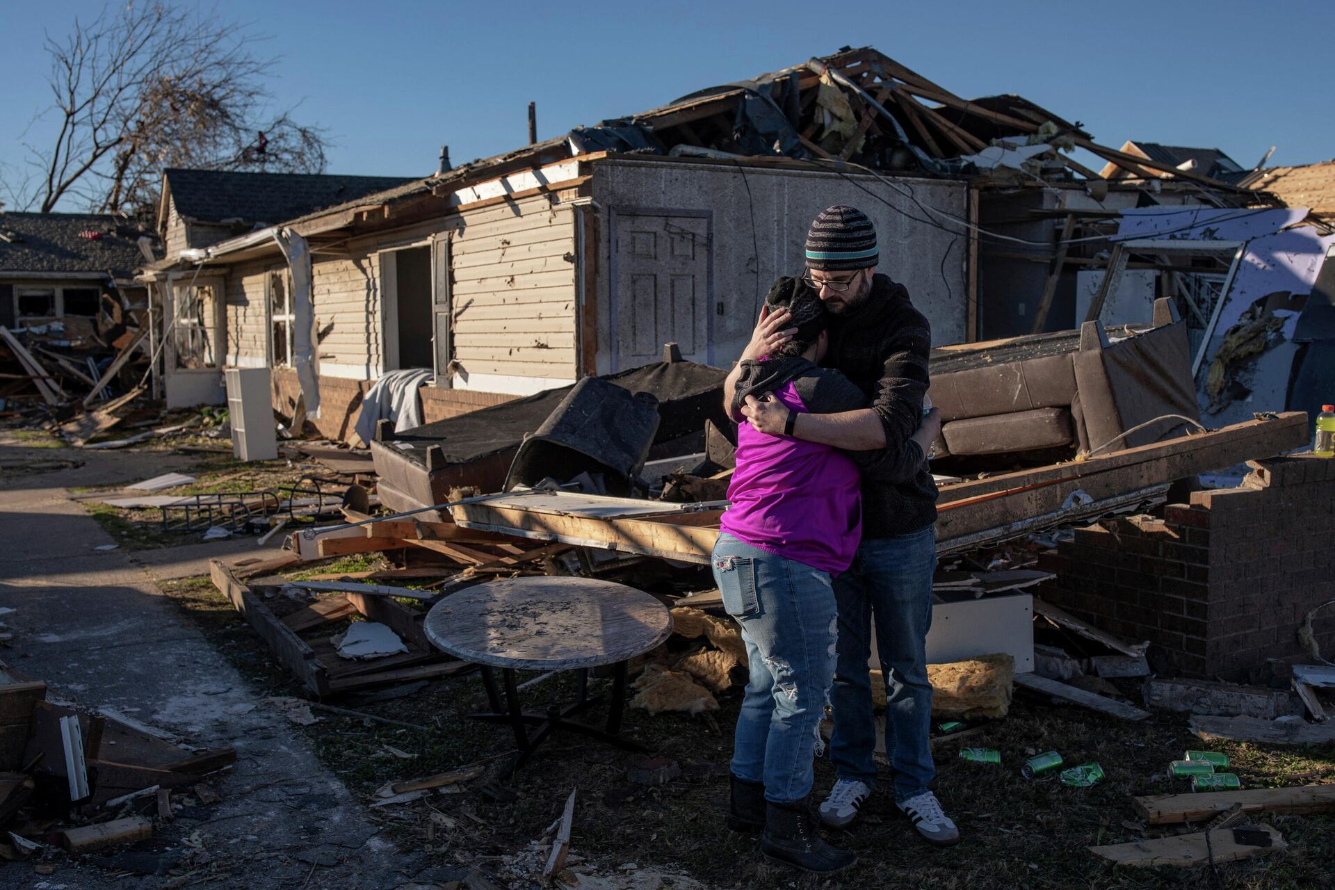 Devin Carlton consola sua noiva, Asiah Alubahi, do lado de fora de seu antigo apartamento destruído por um tornado em Maysville, Kentucky, EUA, 13 de dezembro de 2021 - Sputnik Brasil, 1920, 14.12.2021
