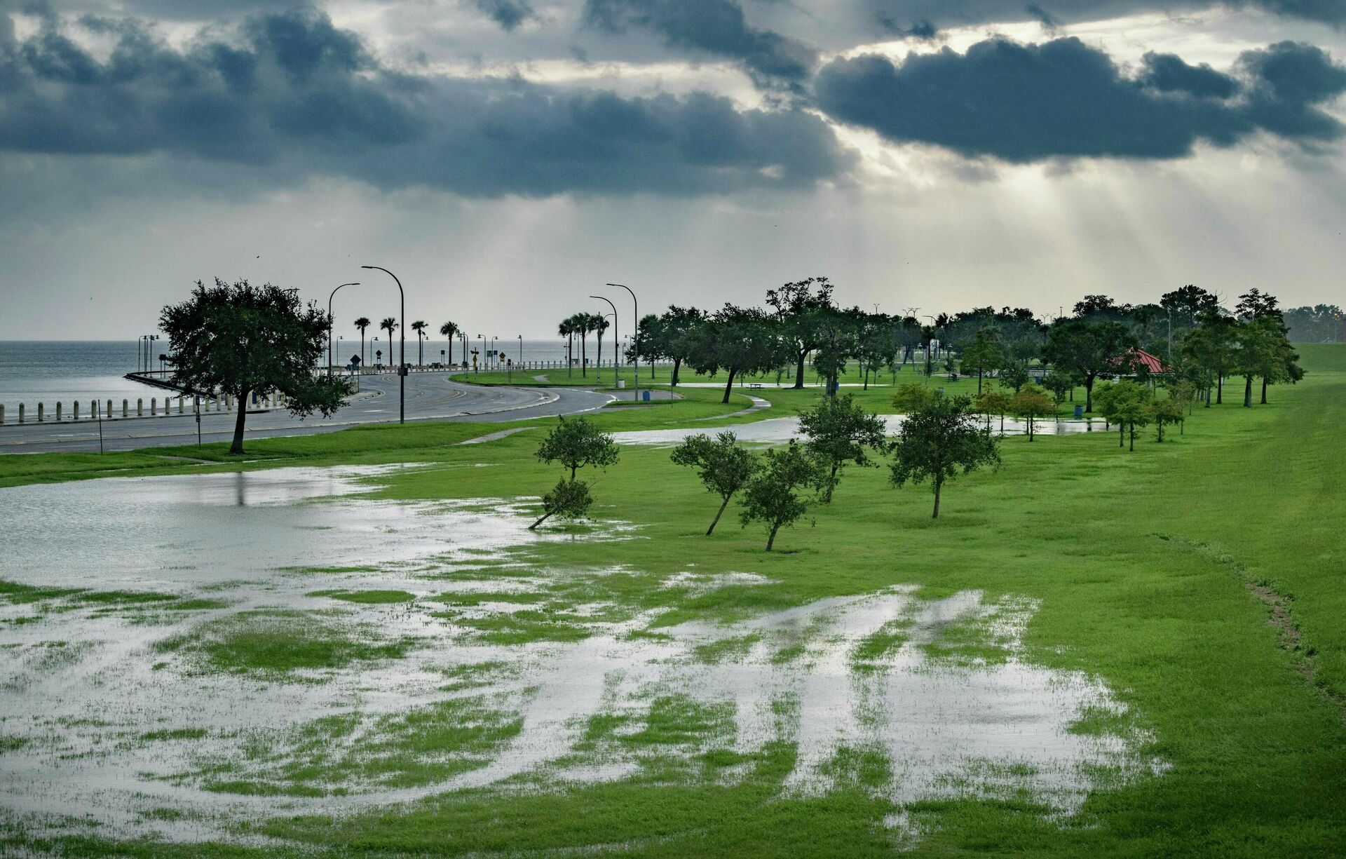 Céu nublado sobre o lago Pontchartrain, em Lakeshore Drive, com inundações relatadas em Nova Orleans, antes da tempestade tropical Barry atingir a costa (foto de arquivo) - Sputnik Brasil, 1920, 14.12.2021