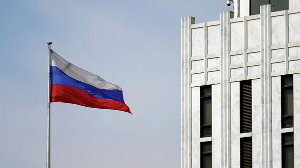 Em Washington, a bandeira da Rússia é vista diante do prédio da embaixada russa na capital dos Estados Unidos, em 15 de abril de 2021 (foto de arquivo) - Sputnik Brasil