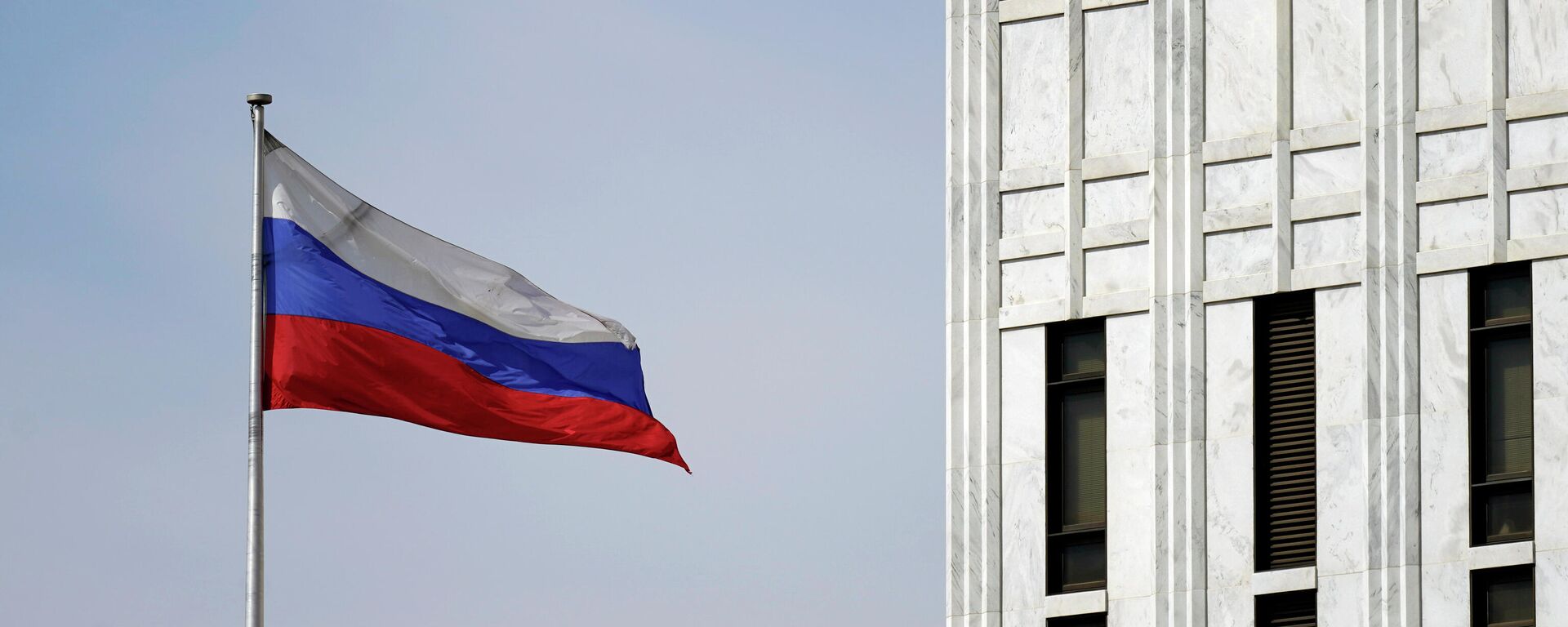 Em Washington, a bandeira da Rússia é vista diante do prédio da embaixada russa na capital dos Estados Unidos, em 15 de abril de 2021 - Sputnik Brasil, 1920, 17.03.2022