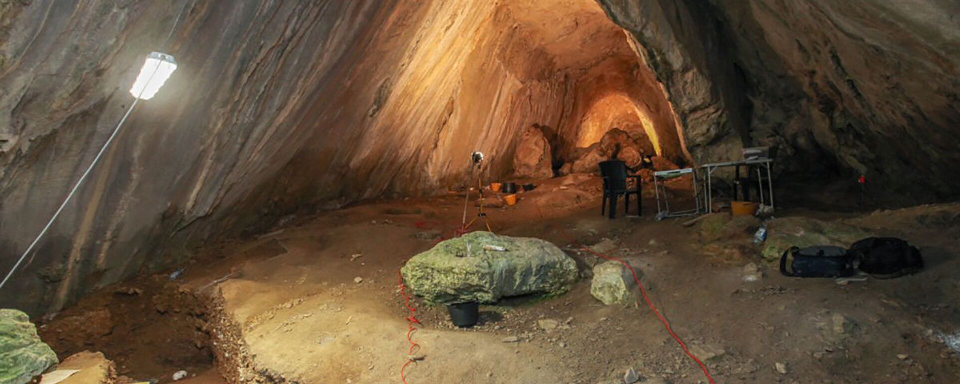 Caverna Arma Veirana, na Itália, onde foram encontrados os restos da garota de 10 mil anos  - Sputnik Brasil, 1920, 16.05.2023