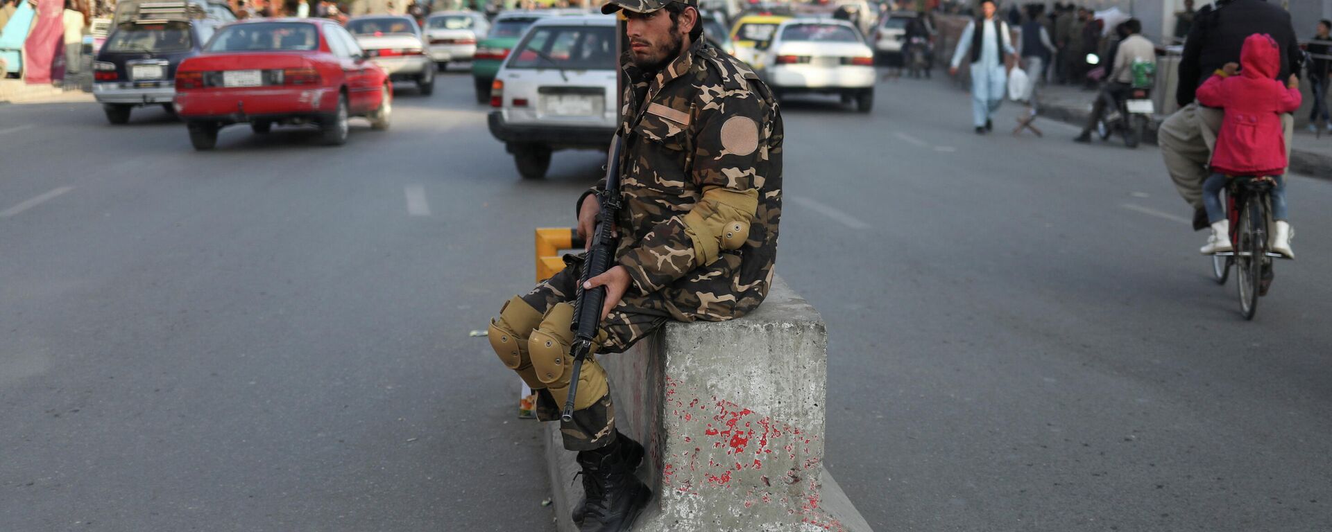 Um soldado do Talibã vigia uma rua em Cabul, Afeganistão, 25 de novembro de 2021 - Sputnik Brasil, 1920, 15.12.2021