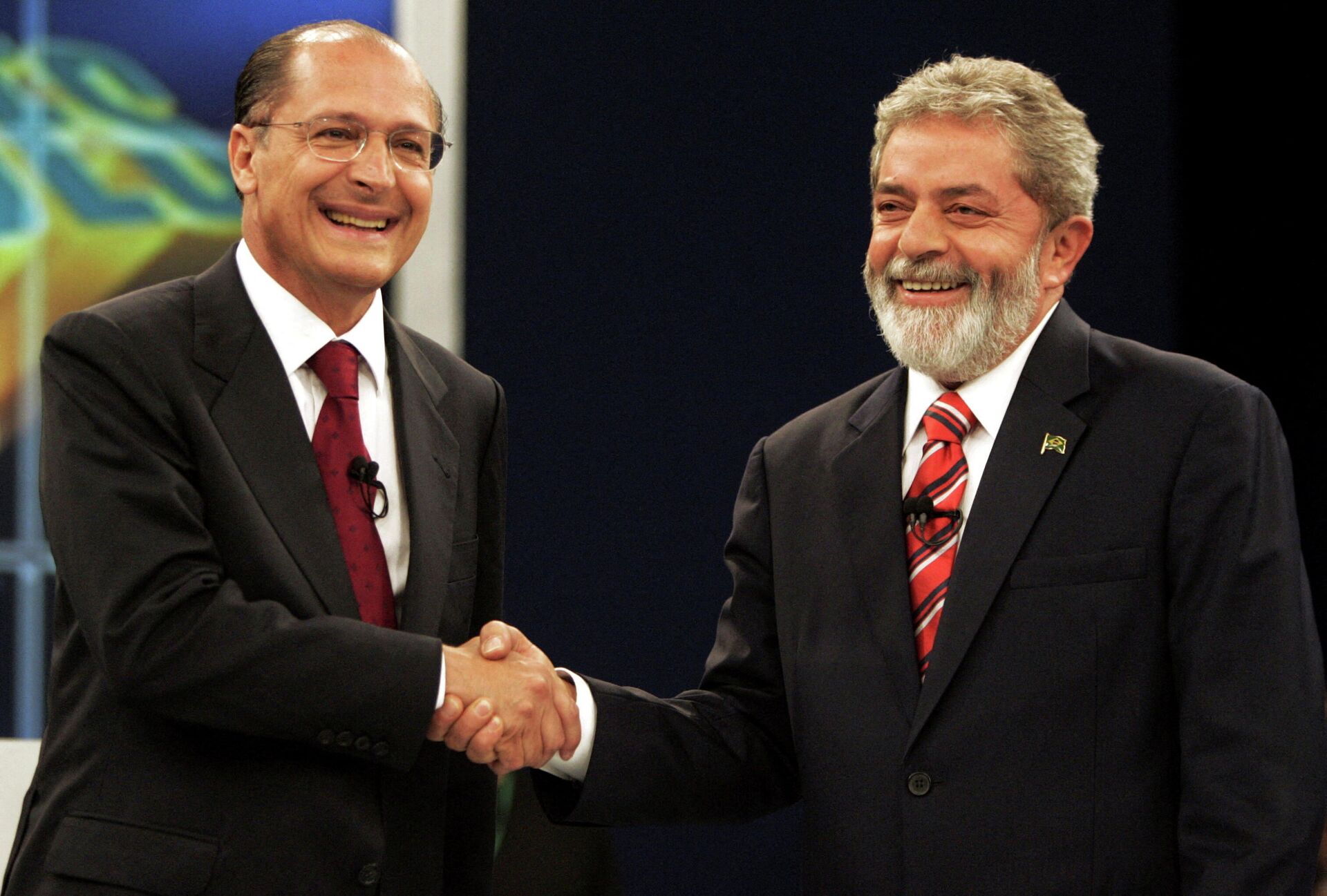 O então candidato da oposição à presidência, Geraldo Alckmin, cumprimenta o presidente Luiz Inácio Lula da Silva, candidato à reeleição, antes de um debate na televisão, 27 de outubro de 2006 - Sputnik Brasil, 1920, 15.12.2021