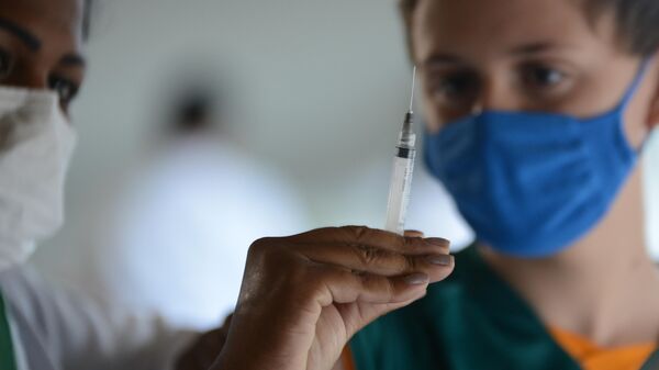 Enfermeira aplica vacina contra a COVID-19 em adolescentes em posto na Cidade das Artes, 24 de setembro de 2021 - Sputnik Brasil