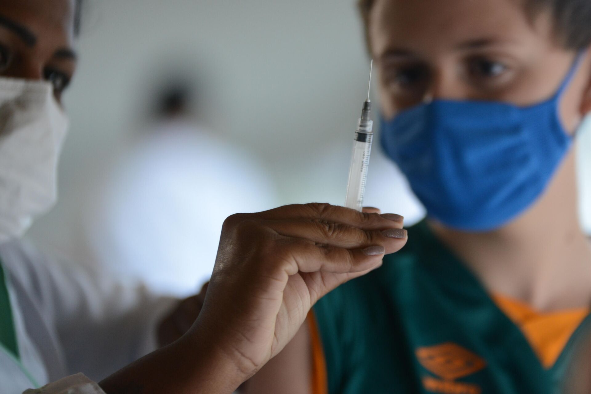 Enfermeira aplica vacina contra a COVID-19 em adolescentes em posto na Cidade das Artes, 24 de setembro de 2021 - Sputnik Brasil, 1920, 11.01.2022