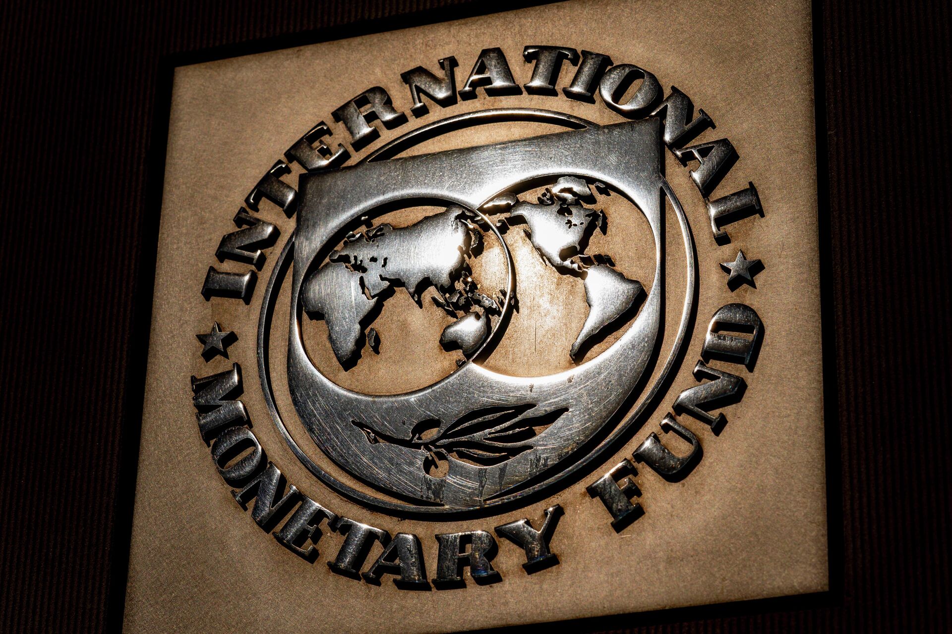 A logo do Fundo Monetário Internacional (FMI) em sua sede, Washington, nos Estados Unidos - Sputnik Brasil, 1920, 28.03.2024