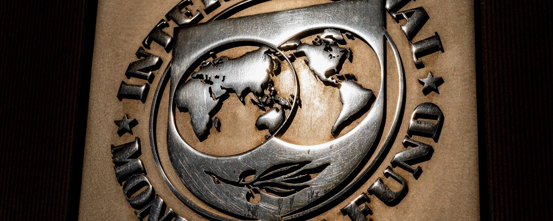 A logo do Fundo Monetário Internacional (FMI) em sua sede, Washington, nos Estados Unidos - Sputnik Brasil, 1920, 16.12.2021