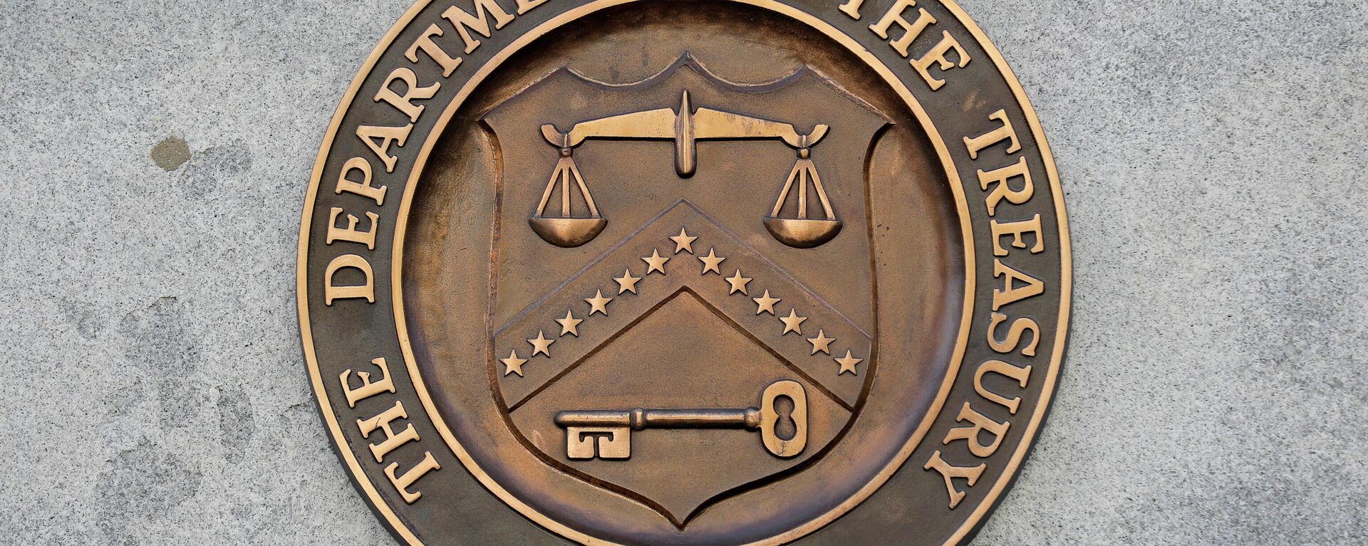 Logotipo do Departamento do Tesouro norte-americano na sede da organização em Washington, EUA, 29 de agosto de 2020 - Sputnik Brasil, 1920, 16.12.2021