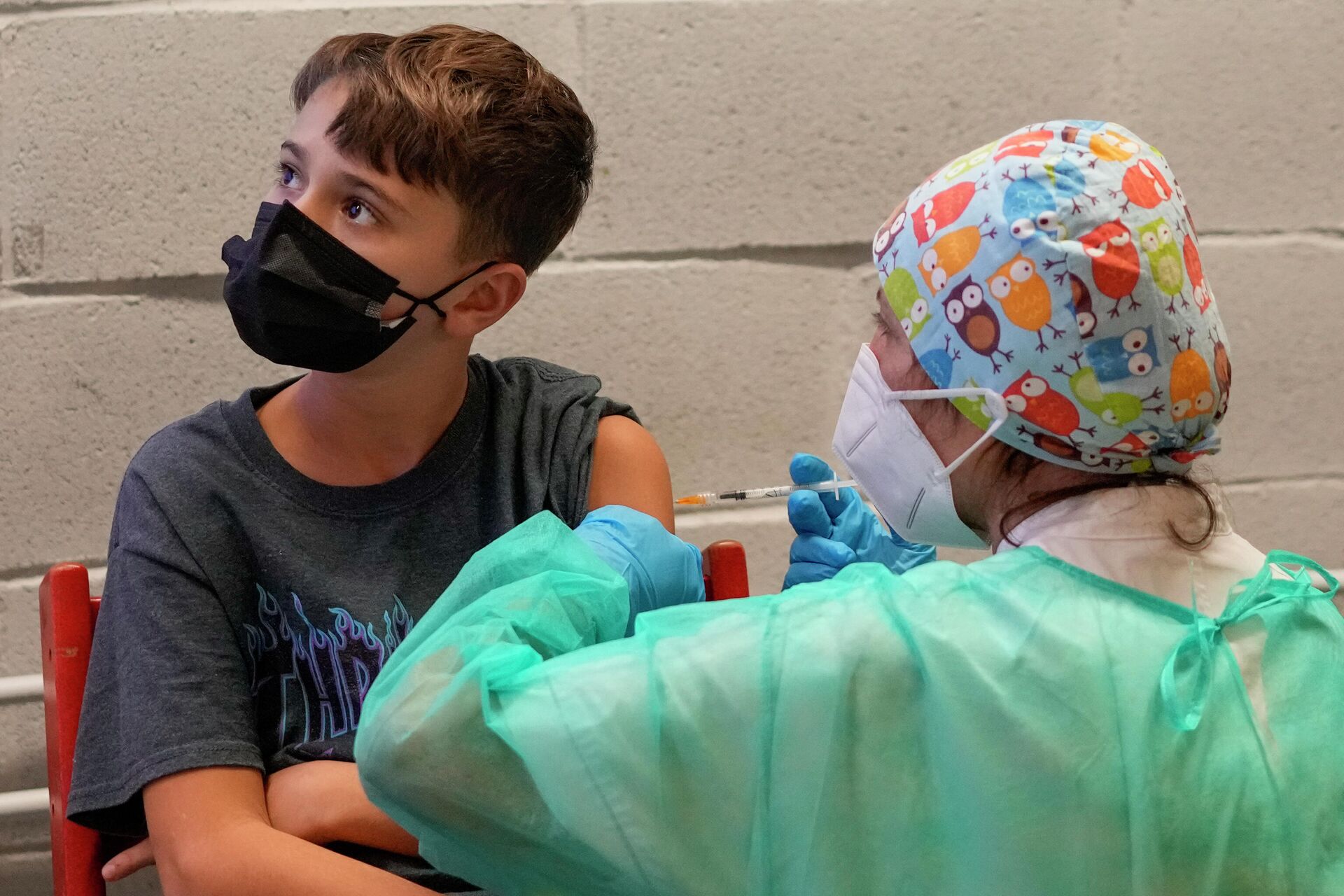 Um menino recebe uma dose da vacina da Pfizer contra a COVID-19 para crianças de 5 a 11 anos, em Roma, na Itália, no dia 15 de dezembro de 2021 - Sputnik Brasil, 1920, 27.12.2021