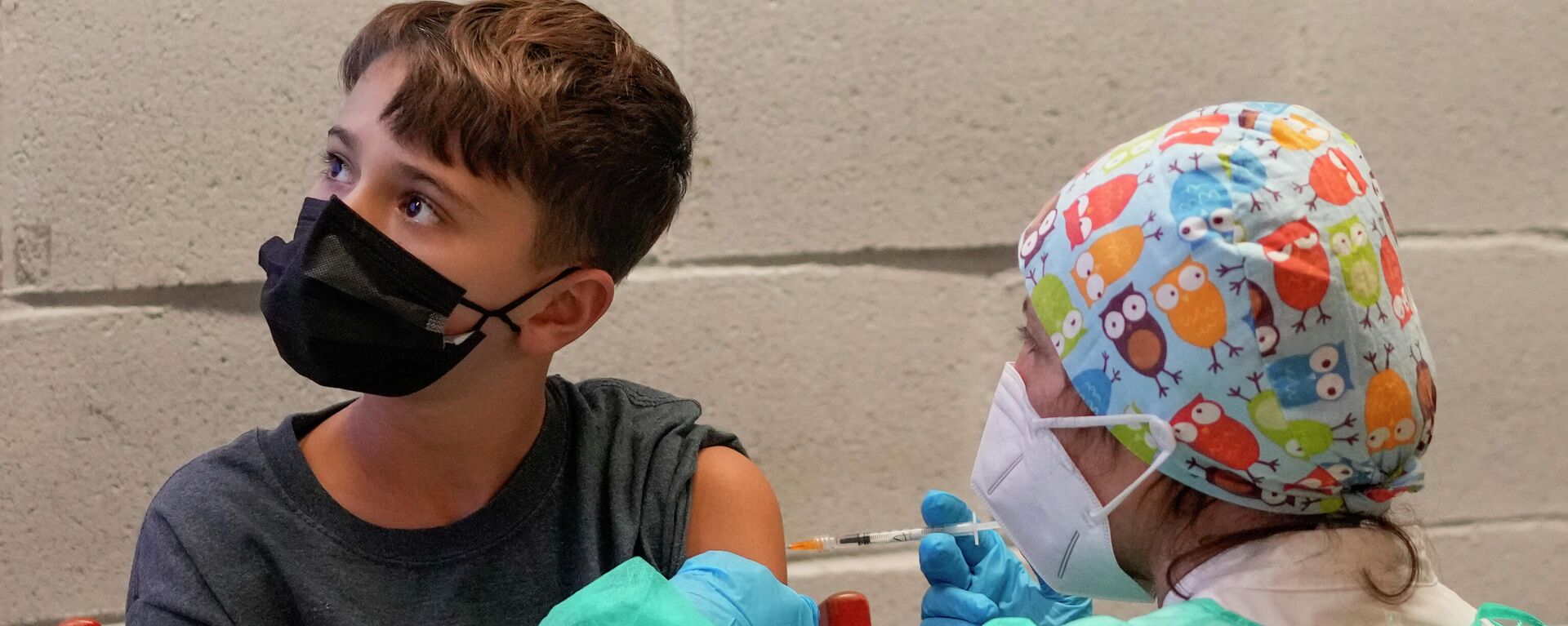 Um menino recebe uma dose da vacina da Pfizer contra a COVID-19 para crianças de 5 a 11 anos, em Roma, na Itália, no dia 15 de dezembro de 2021 - Sputnik Brasil, 1920, 16.12.2021