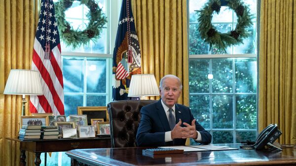 O presidente Joe Biden fala antes de assinar uma ordem executiva para melhorar os serviços do governo, no Salão Oval da Casa Branca, segunda-feira, 13 de dezembro de 2021, em Washington - Sputnik Brasil