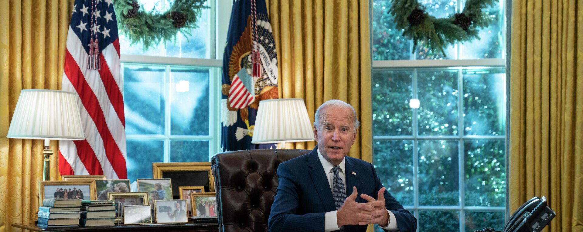 O presidente Joe Biden fala antes de assinar uma ordem executiva para melhorar os serviços do governo, no Salão Oval da Casa Branca, segunda-feira, 13 de dezembro de 2021, em Washington - Sputnik Brasil, 1920, 16.12.2021