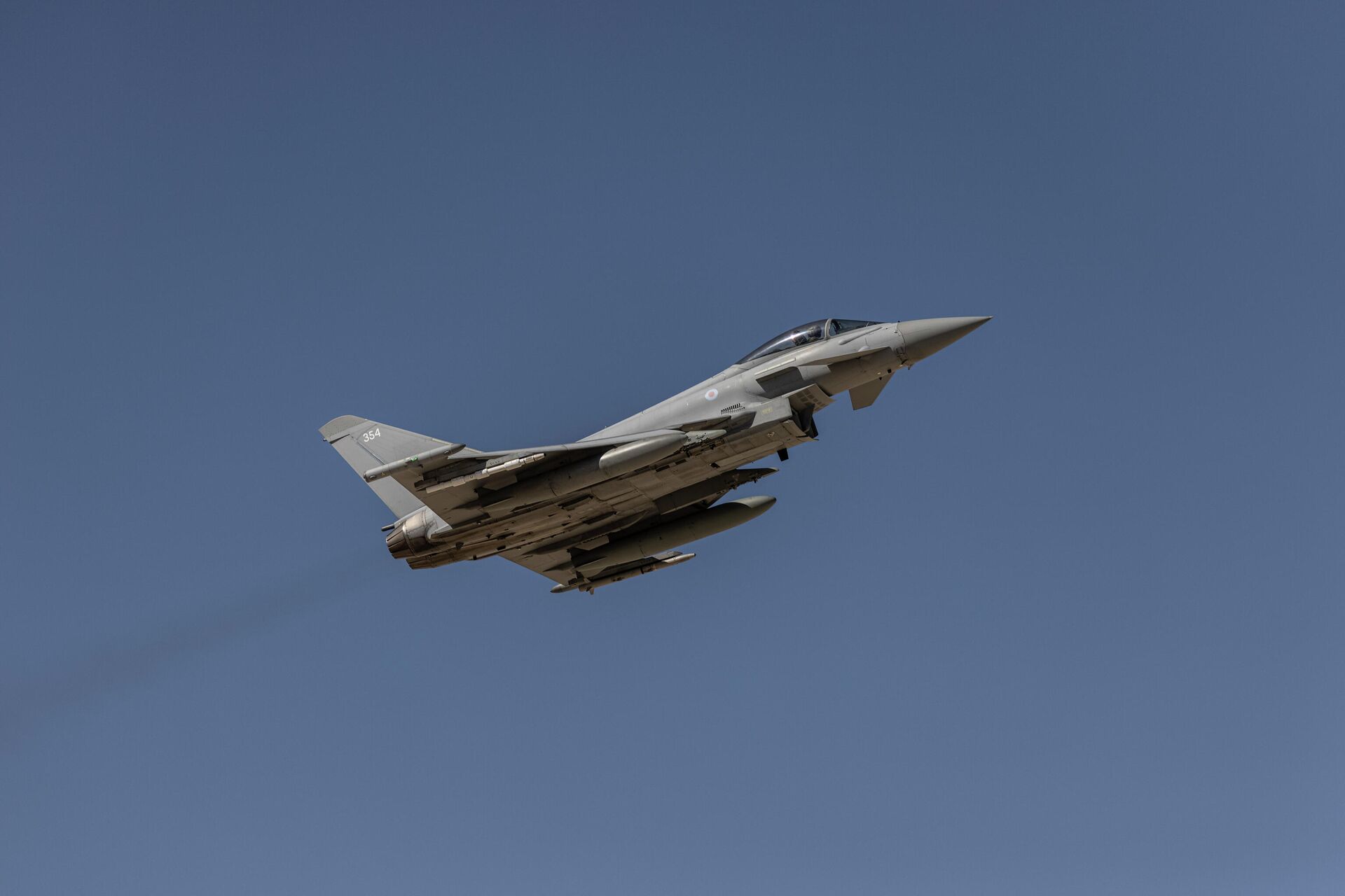 Eurofighter Typhoon do Reino Unido voando sobre a base aérea Ovda durante exercícios militares perto de Eilat, sul de Israel, 24 de outubro de 2021 - Sputnik Brasil, 1920, 16.07.2022