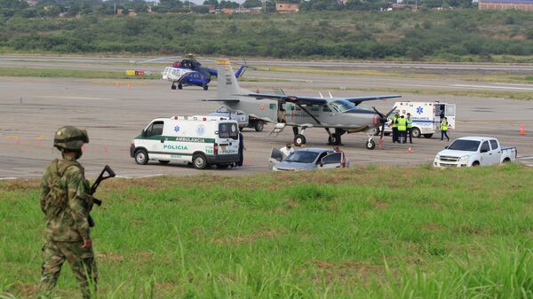 Em Cúcuta, na Colômbia, forças de segurança e agentes de saúde trabalham no aeroporto Camilo Danza, após uma explosão criminosa, em 14 de dezembro de 2021 - Sputnik Brasil