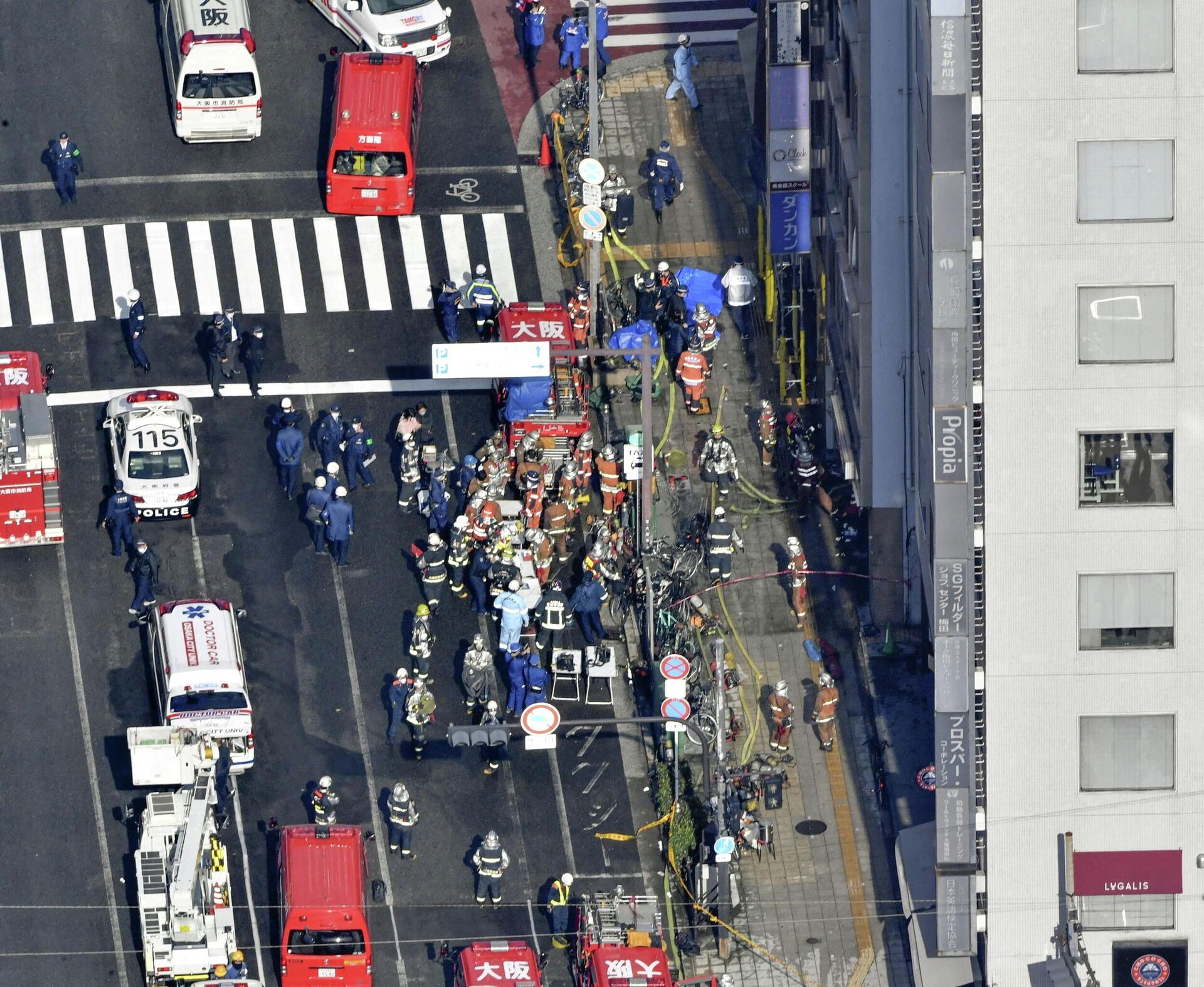 Bombeiros em frente do prédio em Osaka onde ocorreu um incêndio de grandes proporções, Japão, 17 de dezembro de 2021 - Sputnik Brasil, 1920, 17.12.2021