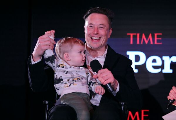 Elon Musk com seu filho no palco da cerimônia da revista Time, que atribuiu a distinção de Pessoa do Ano, em 13 de dezembro de 2021, em Nova York. - Sputnik Brasil