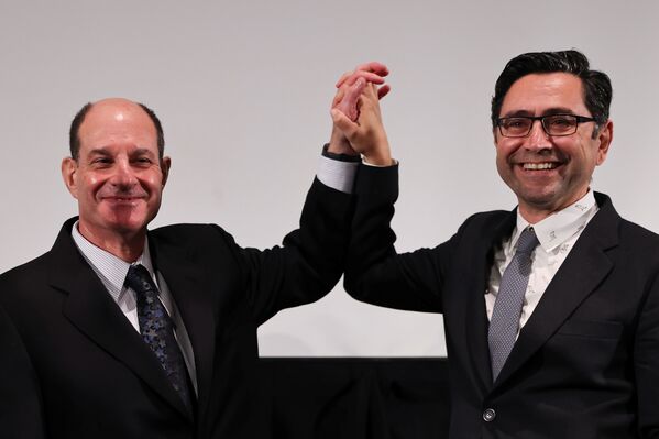 Laureados com o prêmio Nobel em medicina, David Julius e Ardem Patapoutian, após entrega do prêmio no centro Beckman, da Academia Nacional de Ciências em Irvine, EUA, 8 de dezembro de 2021. - Sputnik Brasil