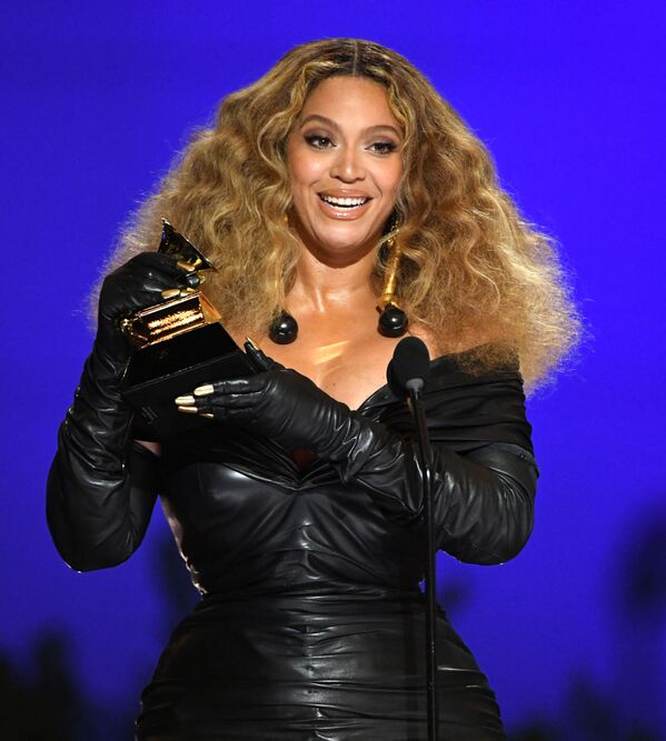 Cantora e compositora Beyoncé recebe o prêmio Grammy em 14 de março de 2021, Los Angeles, EUA. - Sputnik Brasil