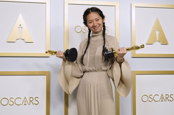 Roteirista de origem chinesa Chloé Zhao após ganhar o Oscar de Melhor Filme por &quot;Nomadland&quot;, 25 de abril de 2021. - Sputnik Brasil