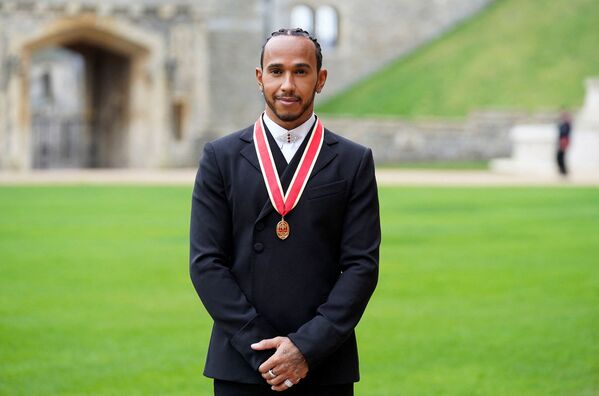 Automobilista britânico Lewis Hamilton após ter sido condecorado cavaleiro pelo príncipe Charles na cerimônia no Castelo de Windsor, Reino Unido, 15 de dezembro de 2021. - Sputnik Brasil