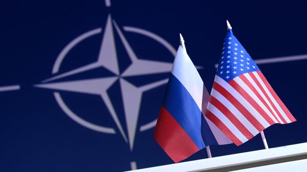 Bandeiras da Rússia e EUA com logo da OTAN ao fundo - Sputnik Brasil