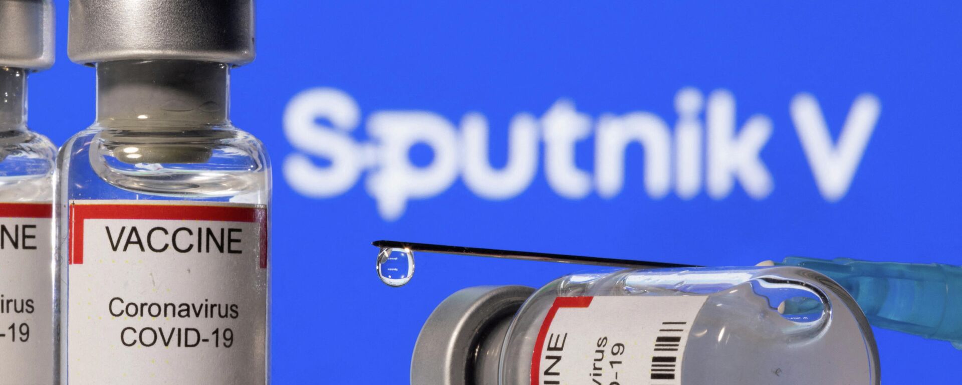 Frascos de Vacina de coronavírus COVID-19 e seringa com logotipo da Sputnik V no fundo em 11  de dezembro de 2021 - Sputnik Brasil, 1920, 17.12.2021