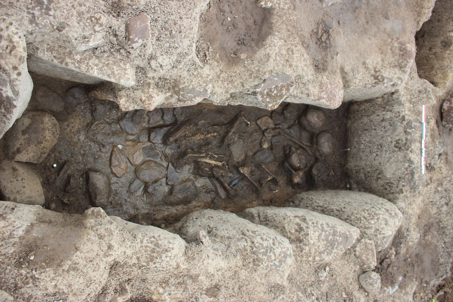 Túmulo de pedra com quatro esqueletos de crianças da era neolítica encontrado durante escavações na Dinamarca
 - Sputnik Brasil, 1920, 17.12.2021