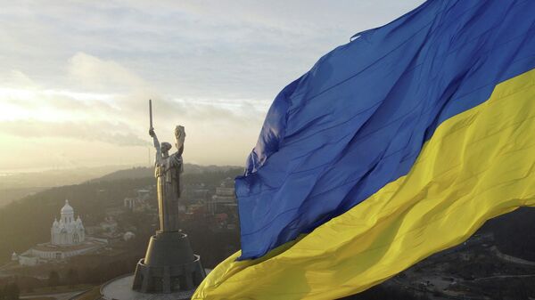 Bandeira ucraniana no mastro mais alto do país ao lado do monumento Pátria Mãe, em Kiev, 16 de dezembro de 2021 - Sputnik Brasil