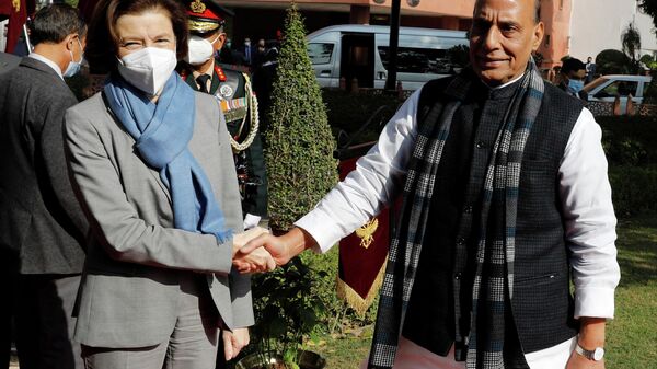 Florence Parly, ministra da Defesa da França, aperta mão de Rajnath Singh, seu homólogo indiano, durante cerimônia de recepção em Nova Deli, Índia, 17 de dezembro de 2021 - Sputnik Brasil