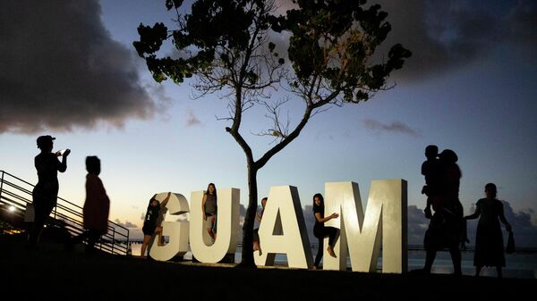 Turistas posam para fotos em uma placa ao longo de uma praia popular em Tamuning, Guam, 11 de maio de 2019 - Sputnik Brasil