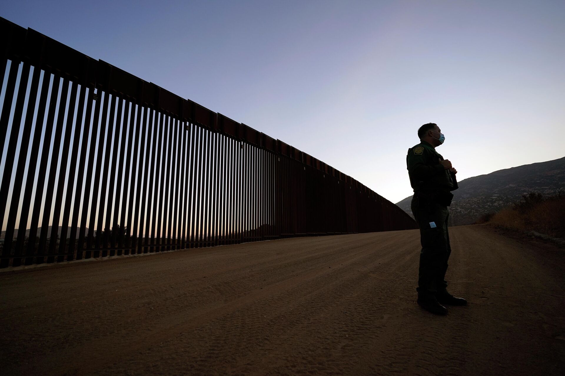 Em Tecate, nos EUA, um agente de fronteira norte-americano se posiciona próximo do muro que separa o país do México, em 24 de setembro de 2020 - Sputnik Brasil, 1920, 05.05.2022